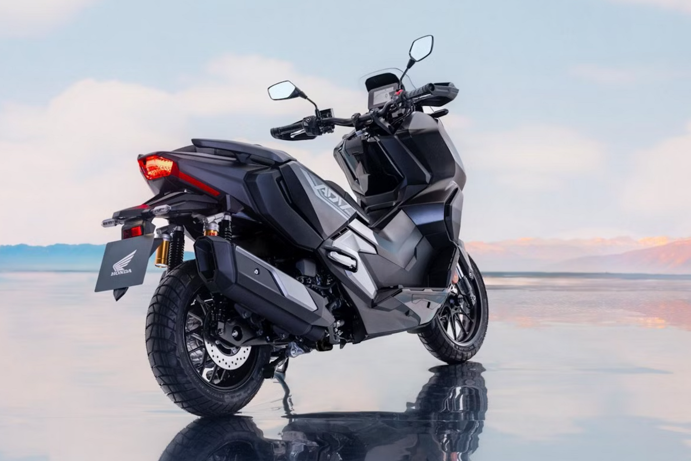 نمای عقب موتورسیکلت هوندا ADV 350